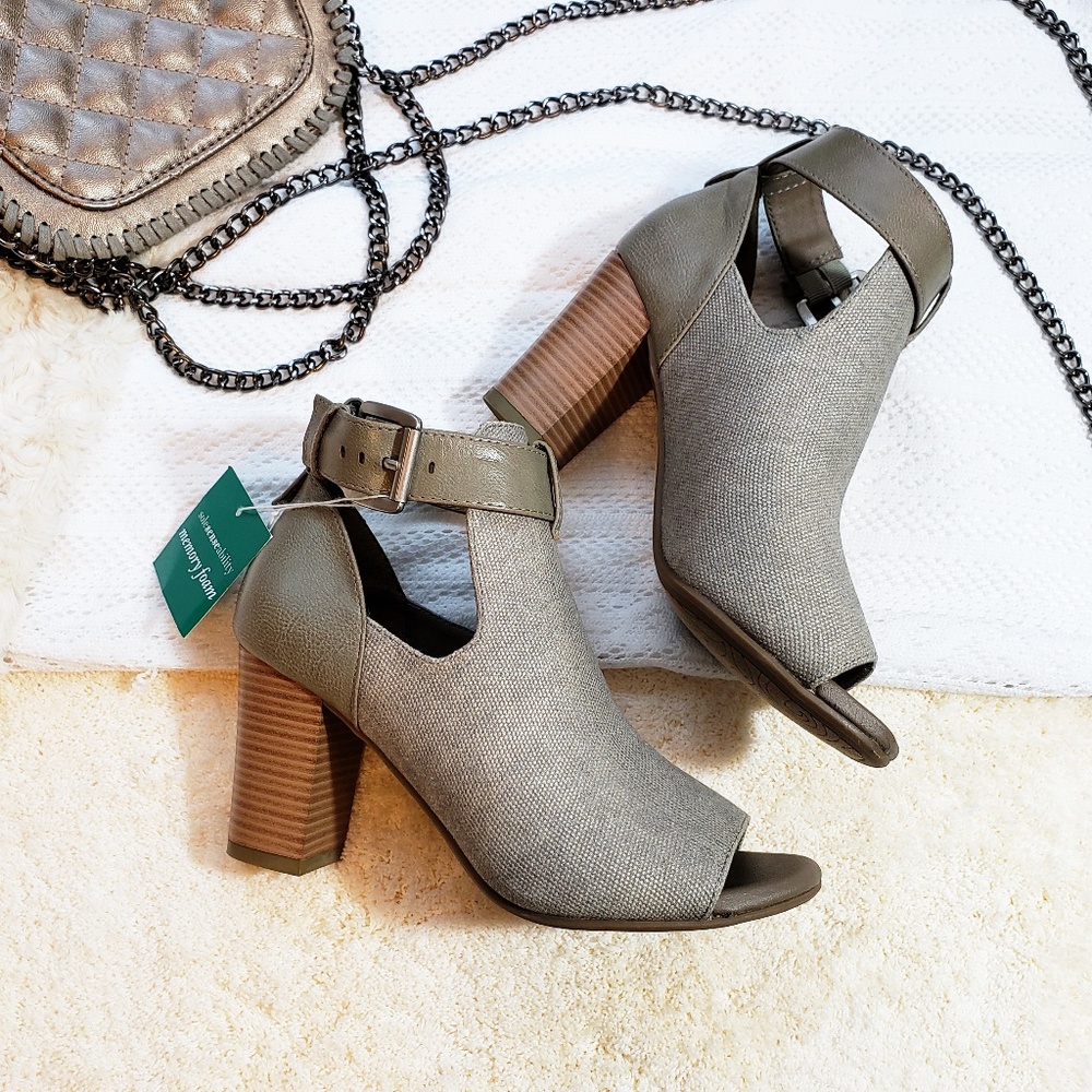 NWT! Solesenseability Regina Stone Heels size 6